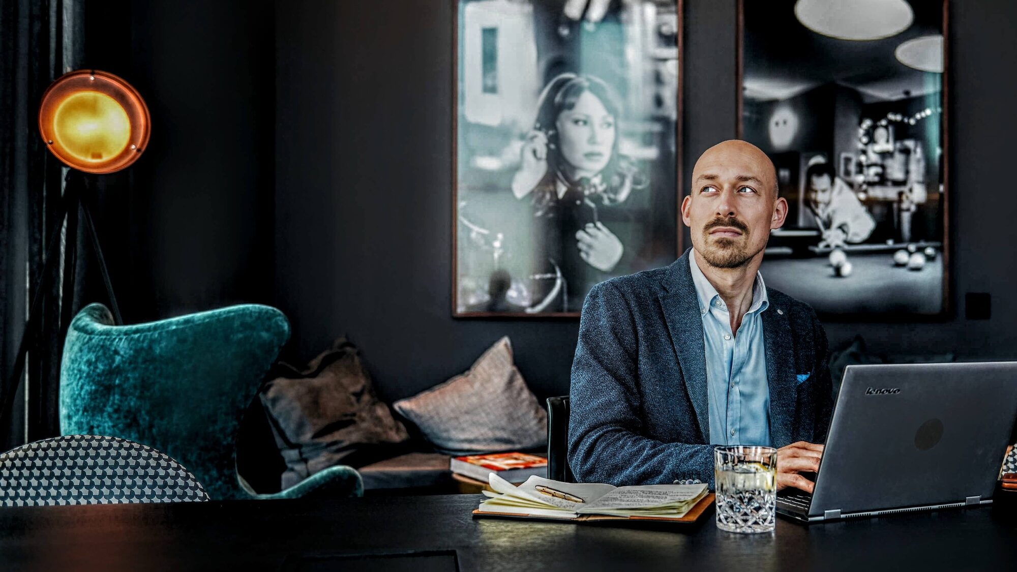 Robert Kresse an seinem Schreibtisch